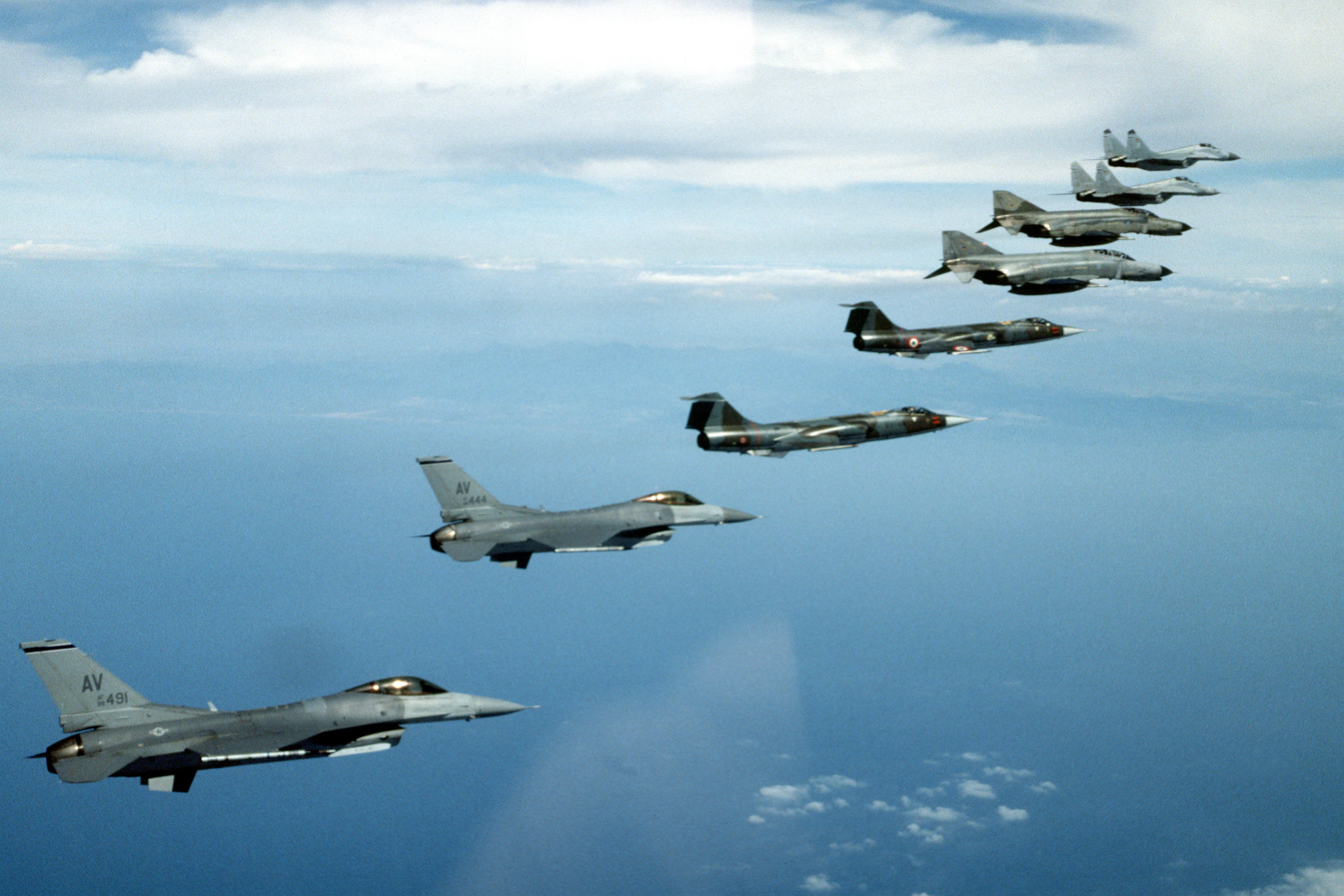 Военные самолеты крыма. Самолеты НАТО f16. Самолеты ВВС НАТО. Самолеты ВВС НАТО Ф-16. Истребитель ВВС НАТО.
