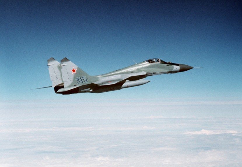 Soviet_MiG-29_over_Alaska_1989_side_view