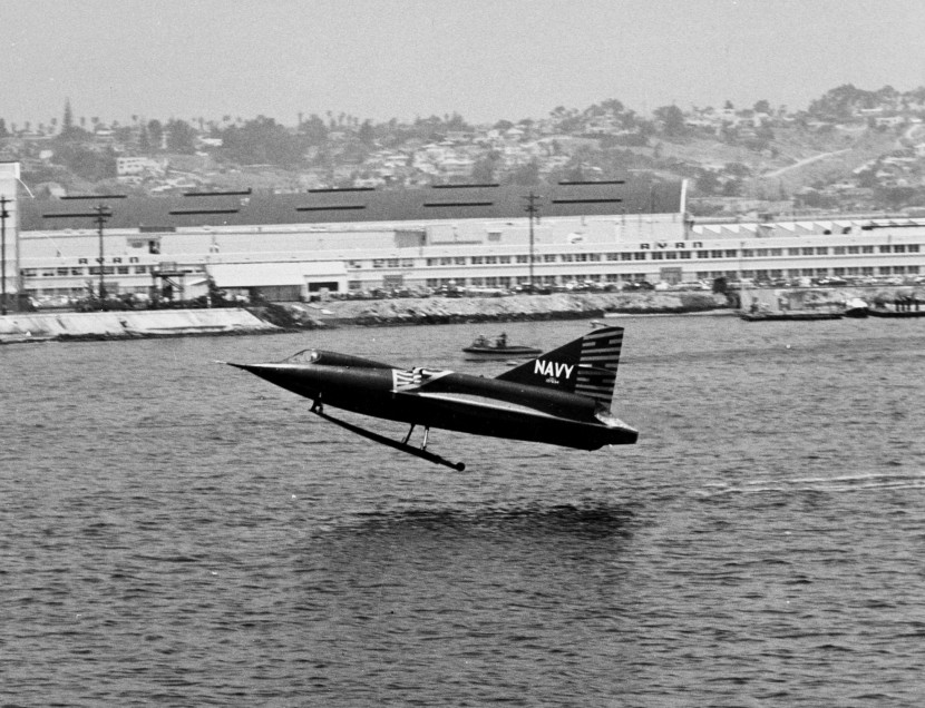 Convair_XF2Y-1_Sea_Dart_taking_off_c1954