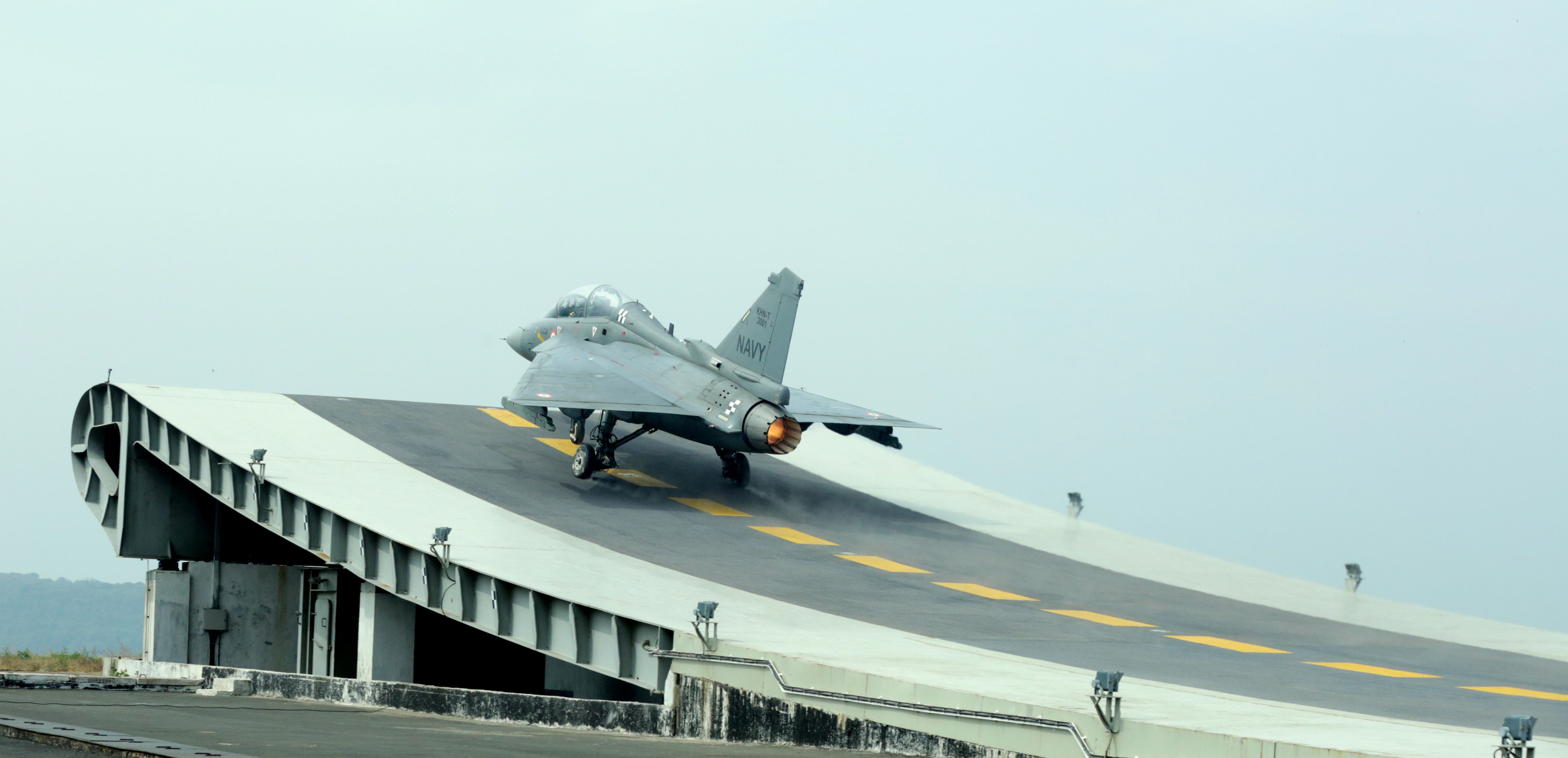HAL_Tejas_NP-1_takes-off_from_the_Shore_Based_Test_Facility_at_INS_Hansa,_Goa.jpg