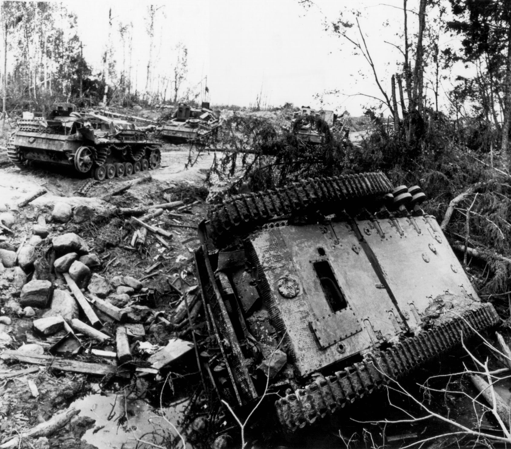 Сколько фашистских танков уничтожил артиллерист борисов. Уничтоженная немецкая колонна. Разбитая колонна немецких танков. Немецкие танки после войны. Колонна разбитых немецких танков.